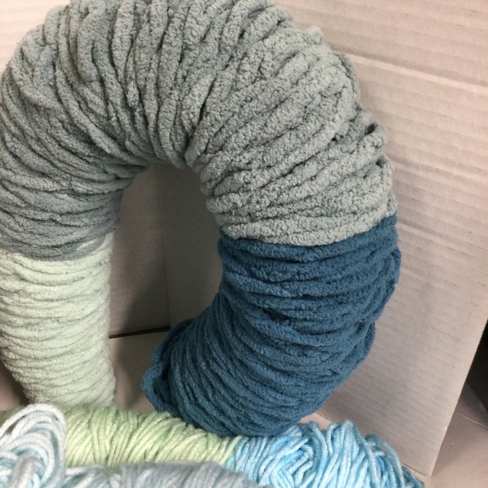 Bernat Blanket O’Go Yarn Chenille (2) wine/Green Caron Big Donut O’Go (2) Mint - Picture 4 of 7